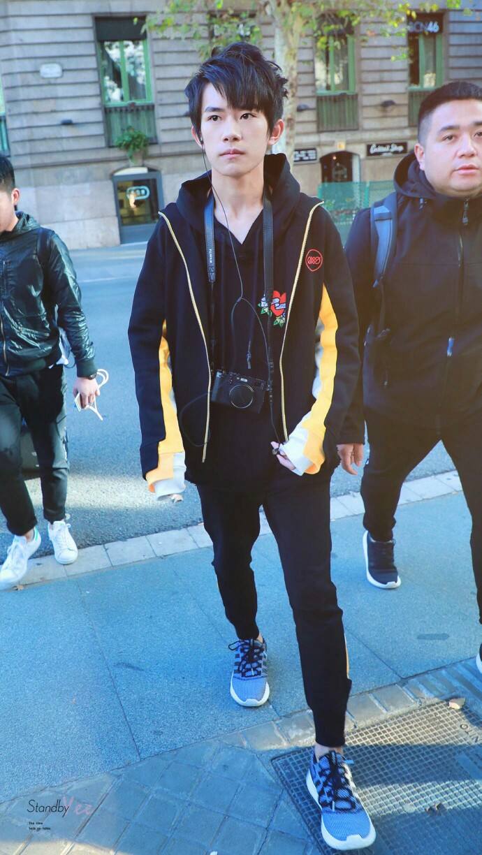 巴塞罗那发布备战花絮；转会期伤情更新；全明星赛任务艰巨；更衣室氛围转暖(苏亚雷斯转会巴塞罗那)