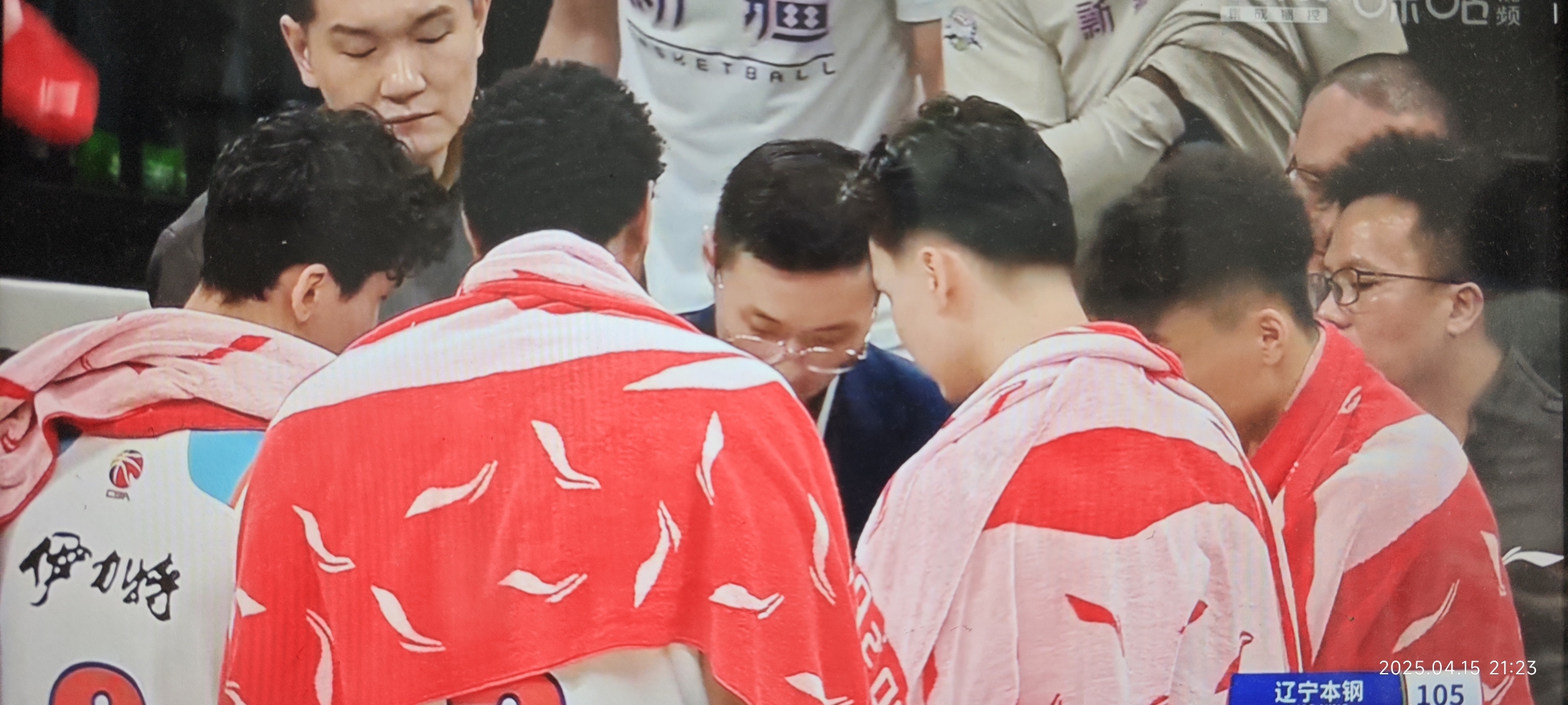 冲刺阶段体能课后，浙江队内部沟通备战CBA季后赛，气氛紧张，心理建设被强调的简单介绍